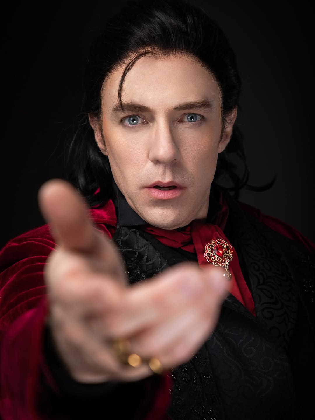 Nando Pradho protagoniza Drácula - O Musical em curta temporada no Teatro das Artes