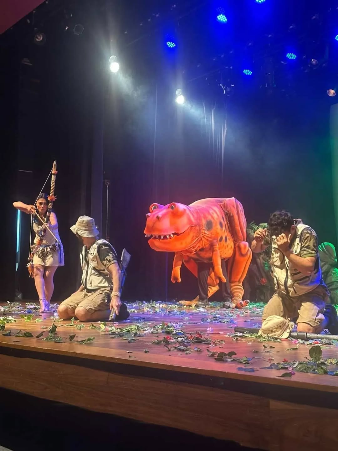 Espetáculo infantil T. Rex - O Dinossauro na Amazônia entra em cartaz no Teatro J. Safra