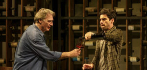 Herson Capri e Caio Blat voltam em cartaz com o sucesso Memórias do Vinho, no Teatro Renaissance, a partir de 05 de julho