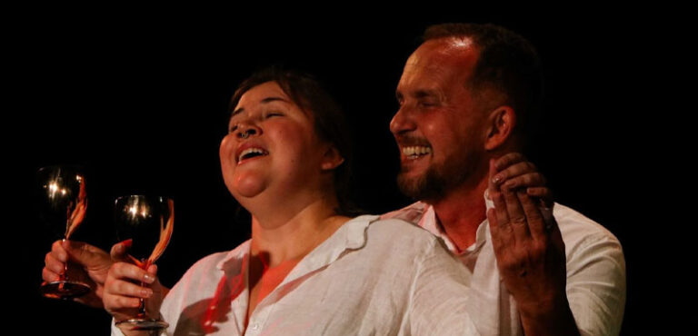 Thriller cômico DO RÉ MI FU - O Mundo Fora de Escala ganha nova temporada no Complexo Cultural Funarte a partir de junho