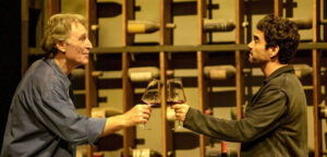 Herson Capri e Caio Blat voltam em cartaz com o sucesso Memórias do Vinho, a partir de 05 de julho