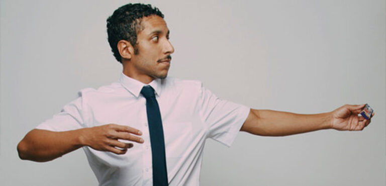 Solo de teatro de Felipe Frazão e Victor Mendes tem ginga de samba e sabor de vida